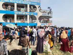 মনপুরায় লঞ্চ ঘাটে নেই পন্টুন : ভাঙ্গছে বেড়ীবাঁধ