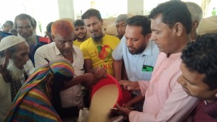 বদরপুর ইউনিয়নে হতদরিদ্রের মধ্যে ভিজিএফের চাল বিতরণ