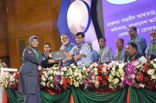 "রৌপ্য ইলিশ" অ্যাওয়ার্ড পেলেন প্রফেসর পারভীন আখতার
