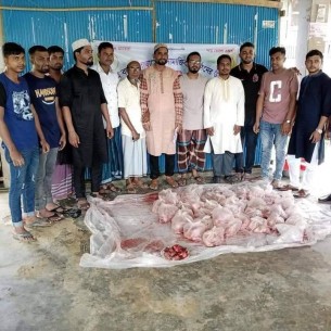 লালমোহনে একতার বন্ধনের পক্ষ থেকে অসহায় পরিবারের মাঝে ঈদ উপহার কোরবানির মাংস বিতরণ