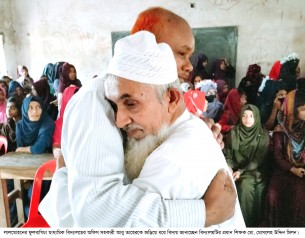 লালমোহনে অফিস সহকারীকে অশ্রুজলে  বিদায় জানালো শিক্ষক-শিক্ষার্থীরা