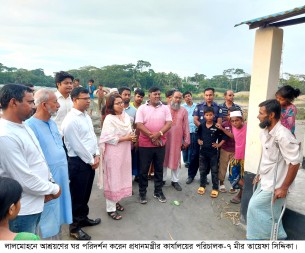 লালমোহনে আশ্রয়ণের ঘর পরিদর্শন করলেন প্রধানমন্ত্রীর কার্যালয়ের পরিচালক