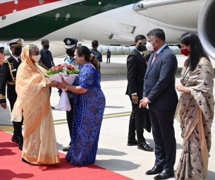 নয়া দিল্লীতে বাংলাদেশের প্রধানমন্ত্রীকে লাল গালিচা অভ্যর্থনা
