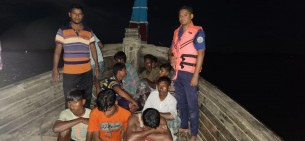 নিষেধাজ্ঞা অমান্য করে নদীতে মাছ ধরায়  ভোলায় ১৭ জেলের  জেল জরিমানা