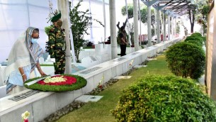 বনানী কবরস্থানে ১৫ আগস্টের শহীদদের প্রতি প্রধানমন্ত্রীর শ্রদ্ধা নিবেদন