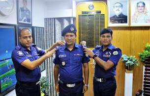 চরফ্যাশনের দুই এসআইকে ইন্সপেক্টর  র‌্যাংক ব্যাজ পড়িয়ে দিলেন পুলিশ সুপার
