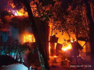 চরফ্যাসনে চুলার আগুনে বসতঘর পুড়ে ছাই