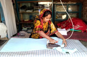ইস্ত্রি মেশিনই ববিতা রাণীর বাঁচার সম্বল