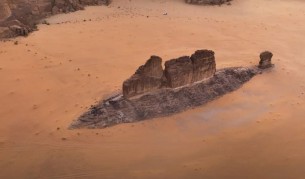 সৌদির মরুভূমিতে মাছের আকৃতির পাথর