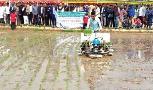 জয়পুরহাটে রাইচ ট্রান্সপ্ল্যান্টারের সাহায্যে বোরো ধানের চারা রোপণ