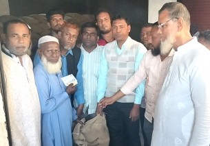 লালমোহনে জেলেদের মাঝে বরাদ্দের চাল বিতরণ