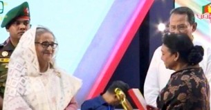 প্রধানমন্ত্রীর কাছ থেকে পুরস্কার নিলেন গাজী মাজহারুলের স্ত্রী