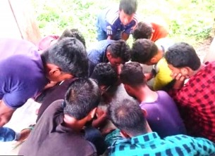 লালমোহনে মোবাইল ফোনে চলছে জমজমাট জুয়া