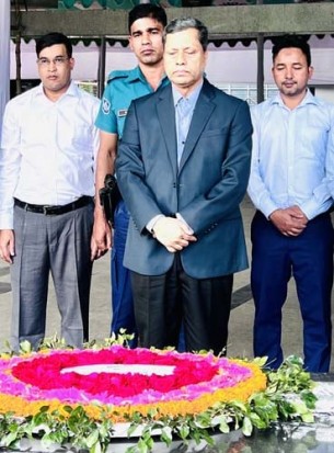 বঙ্গবন্ধুর প্রতিকৃতিতে নবনিযুক্ত সিআইসি আবদুল মালেকের শ্রদ্ধা