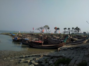 কর্মহীন জেলেরা পরিবার  নিয়ে চরম বিপাকে