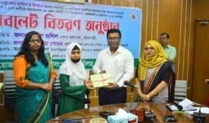 প্রধানমন্ত্রীর উপহার হিসেবে রাজশাহীতে ৬৬ মেধাবী শিক্ষার্থী ট্যাব পেয়েছেন
