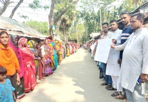 লালমোহনে বাকপ্রতিবন্ধী গৃহবধূ হত্যাকারীদের ফাঁসির দাবিতে মানববন্ধন