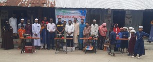 দুস্থ ও অসহায়ের পাশে দাঁড়ালেন পুলিশ সদস্য জীবন মাহমুদ