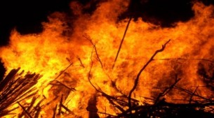 দৌলতখানে ব্যবসায়ীর বসতঘরে আগুন