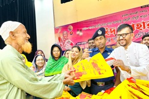লালমোহনে হতদরিদ্রদের মাঝে এমপি  শাওনের ঈদ উপহার বিতরণ