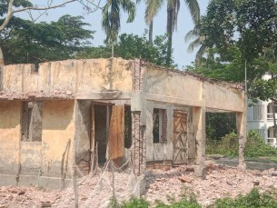 টেন্ডার ছাড়াই ভবন ভেঙ্গে নিয়ে যাচ্ছে ছাত্রলীগ সভাপতি