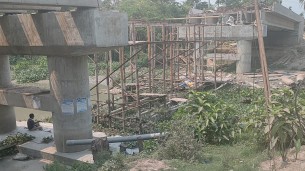 খালের মাঝে ব্রিজের পাইল নৌযান চলাচল ব্যহত