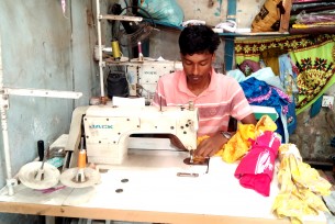 ঈদ উপলক্ষে ব্যস্ত সময় পার করছেন লালমোহনের দর্জিরা