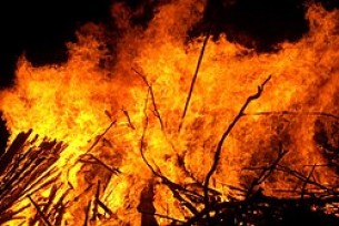 দৌলতখানে ঘর পোড়ার ৮ দিন পরেও থানায় মামলা না নেয়ার অভিযোগ