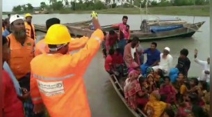 ভোলায় দুর্গম এলাকা থেকে আশ্রয় কেন্দ্রে ছুটছে মানুষ