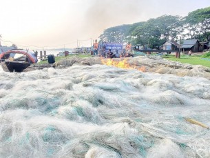 ভোলায় কোস্ট গার্ডের অভিযানে ৫ কোটি টাকার নিষিদ্ধ জাল জব্দ
