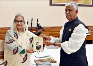 প্রধানমন্ত্রীর সঙ্গে গাজীপুর নগর আওয়ামী লীগের সভাপতি আজমত উল্লাহর সাক্ষাৎ