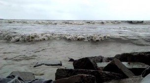 নিম্নচাপের প্রভাবে কুয়াকাটা সংলগ্ন এলাকায় সাগর উত্তাল