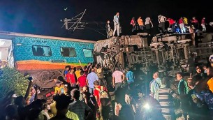 ভারতে ভয়াবহ ট্রেন দুর্ঘটনায় নিহতের সংখ্যা বেড়ে ২৮০ : রাজ্যে একদিনের শোক ঘোষণা