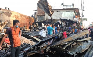 লালমোহনে ভয়াবহ অগ্নিকান্ডে ১৪ ব্যবসা প্রতিষ্ঠান পুড়ে ছাই