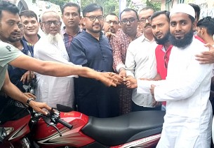 লালমোহনে ১০ টাকার লাকি কুপনে  যুবক জিতলেন মোটরসাইকেল