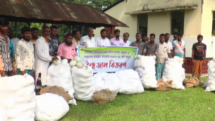 ভোলায় জেলেদের মাঝে বৈধ জাল বিতরণ