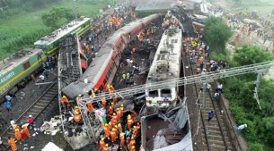 ভারতে ভয়াবহ ট্রেন দুর্ঘটনায় নিহতের সংখ্যা বেড়ে ২৮৮ ॥ আহত শত শত