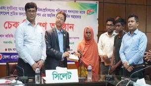 ২ লাখ টাকা করে পেলো সড়ক দুর্ঘটনায় নিহত ১৫ শ্রমিকের পরিবার