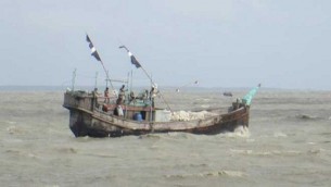 মনপুরার মেঘনায় ৩ মাছধরা  ট্রলারে জলদস্যুদের হামলা