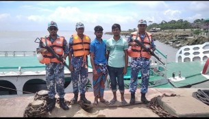 ভোলায় কোস্টগার্ডের অভিযানে অবৈধ যাত্রীবাহী ট্রলার জব্দ