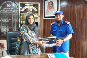 লালমোহনে গ্রাম পুলিশ সদস্যদের  বিভিন্ন উপকরণ বিতরণ