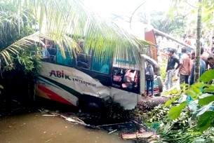 চরফ্যাসনে নিয়ন্ত্রন হারিয়ে যাত্রীবাহী বাস খাদে: নিহত-১, আহত-২০