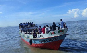 ভোলার মেঘনায় নিষেধাজ্ঞা উপেক্ষা করে চলছে ঝুঁকি নিয়ে যাত্রীবাহী ট্রলার