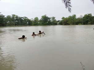মনপুরায় তিন দিন ধরে জোয়ারের পানিতে ১০ গ্রাম প্লাবিত