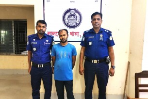 লালমোহনে মাইক্রোবাস চাপায় চিকিৎসকের মৃত্যু: চালক গ্রেপ্তার