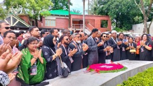 বঙ্গবন্ধুর সমাধিতে মুক্তিযোদ্ধার সন্তানদের শ্রদ্ধা নিবেদন