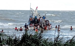 ভোলায় ঝড়োবাতাস বৃষ্টি    :  ১১ মাছধরা ট্রলার ডুবি