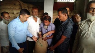 লালমোহনে সমুদ্রগামী জেলেদের মধ্যে ভিজিএফ'র চাল বিতরণ