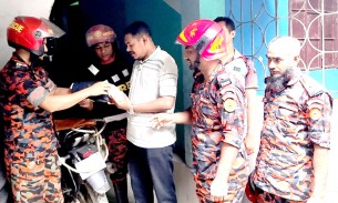 চরফ্যাসনে দুই দেয়ালের মাঝে আটকা বিড়াল উদ্ধার করল ফায়ার সার্ভিস