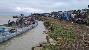ভোলার ইলিশায় সিসি ব্লকের ধ্বস ঠেকাতে বালির বস্তা ফেলে আবারও ডাম্পিং শুরু